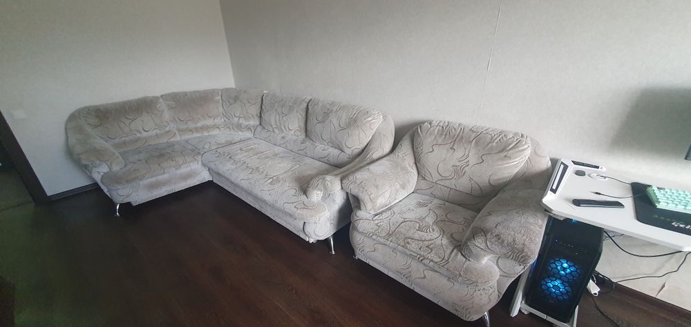 Продам  угловой диван с креслом.