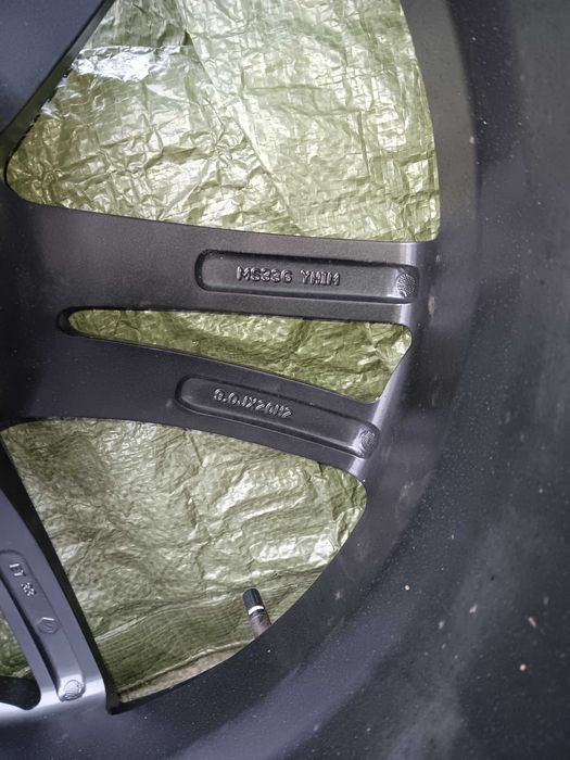 Genți originale Audi cu cauciucuri iarna montate