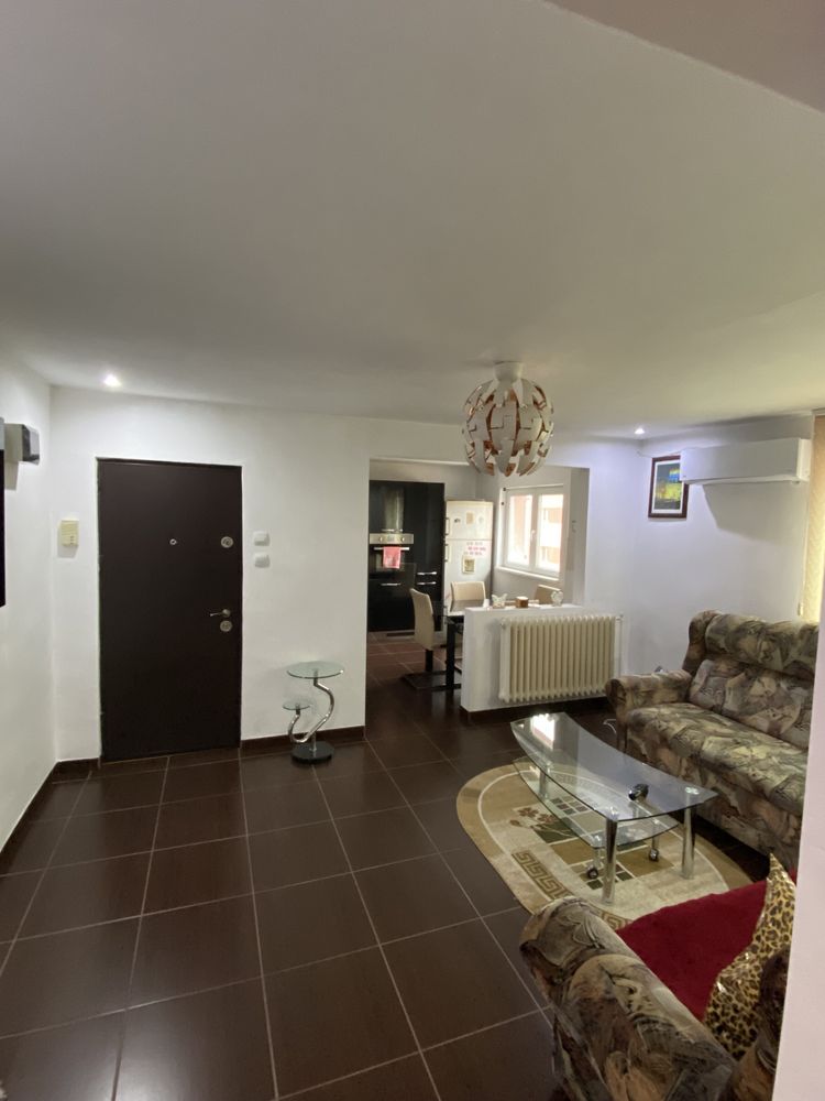 Apartament 3 camere zona piata Cetate