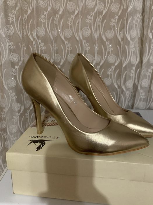 Туфли золотистого цвета