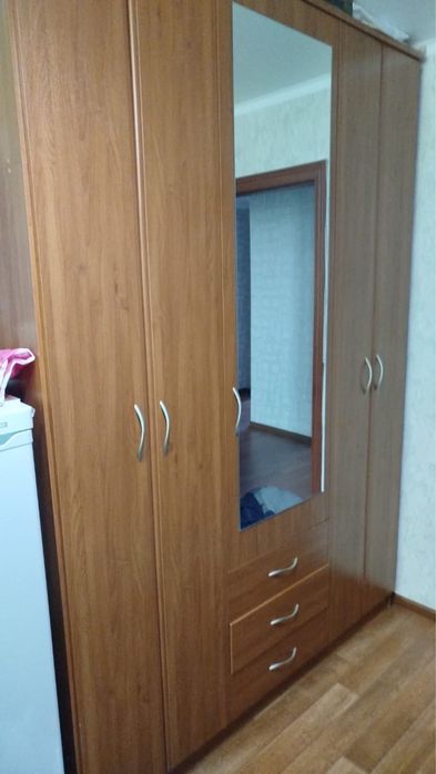 Шкаф спальный с зеркалом в хорошем состоянии.