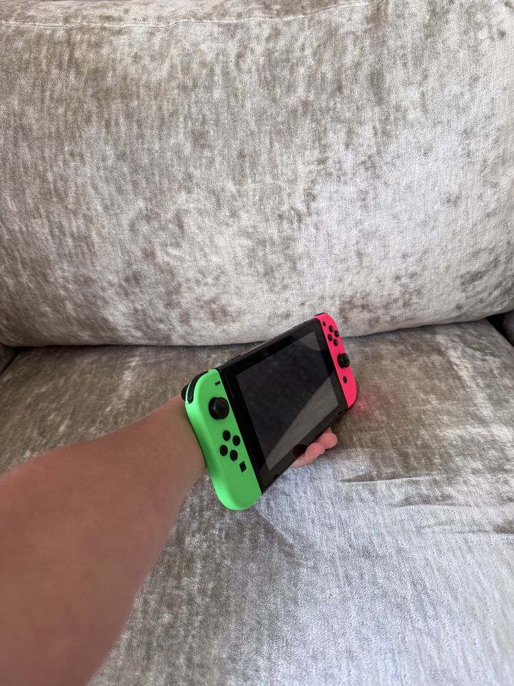 Nintendo Switch cu Husa de Travel cu multe controllere si accesori