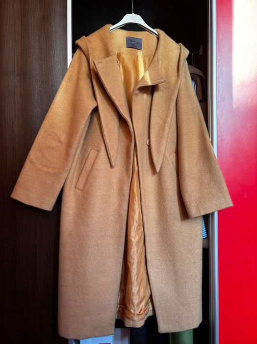 Кафяво вълнено палто с качулка