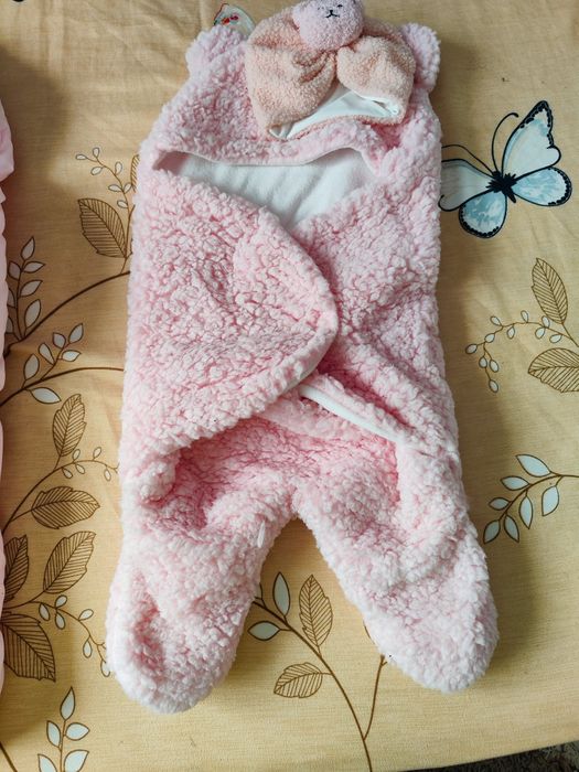 Vând combinezon. Fetița