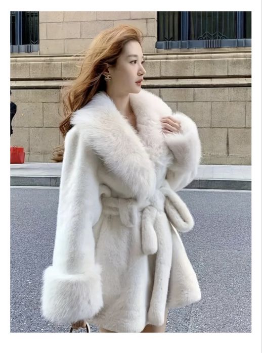 Продается шуба белый