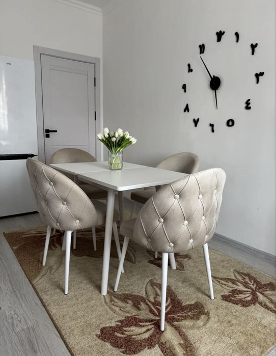 Раскладной стол и мякгие стулья (стол-стул; обеденный)