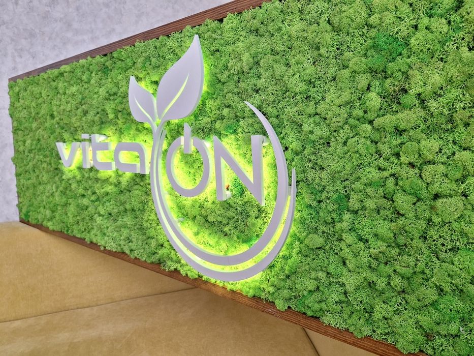 Рекламни пана от скандинавски мъх със светещи лога