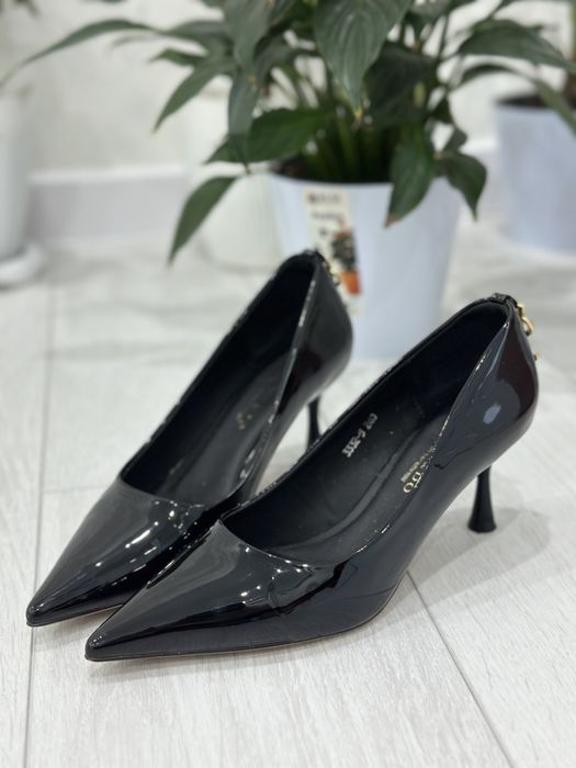 Туфли 21500 тг с золотым декоративным логотипом