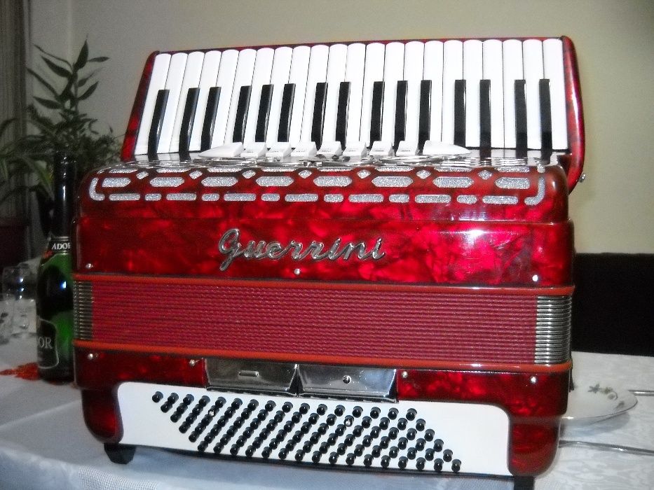 vand acordeon guerrini cu muzica cagnoni a mano din fabrica 96 basi.4s