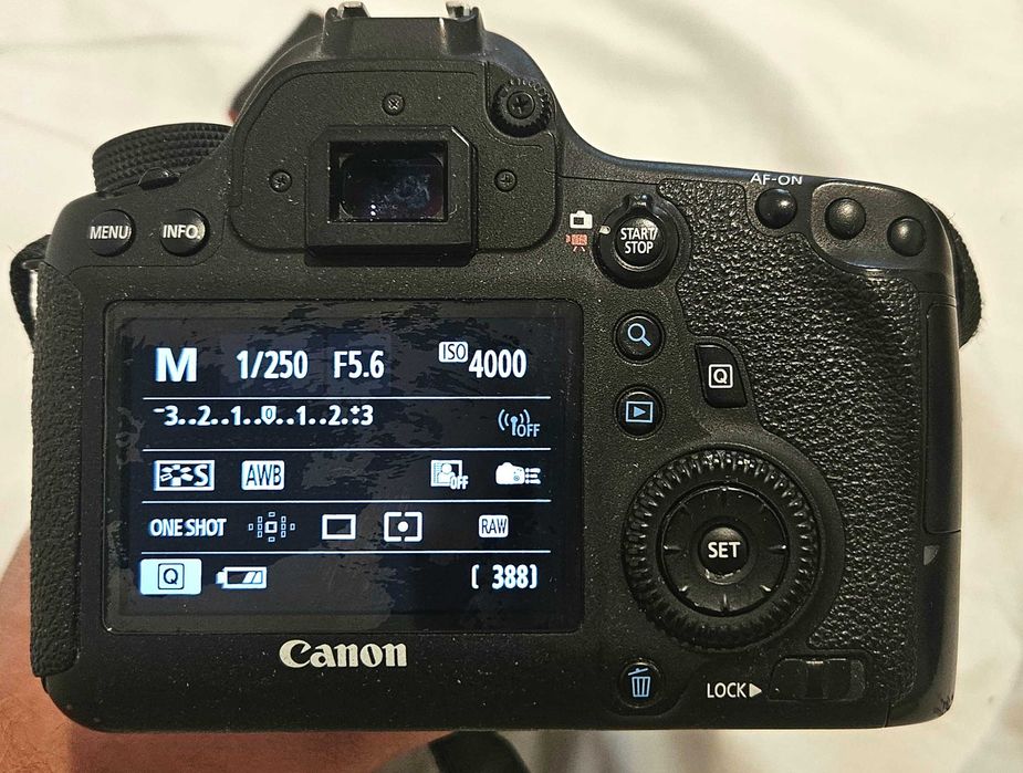 Kit Canon 6D + 2 obiective + filtru + baterie extra
