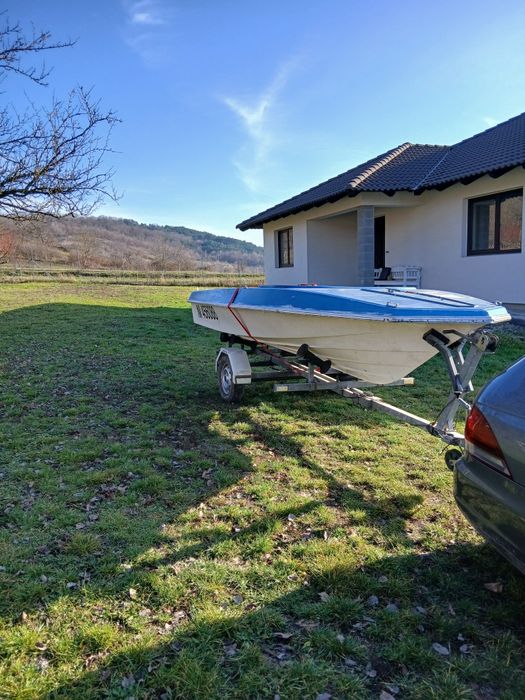 Barca cu motor Evinrude