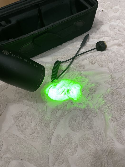 Vând lanterna laser genetics culoare verde