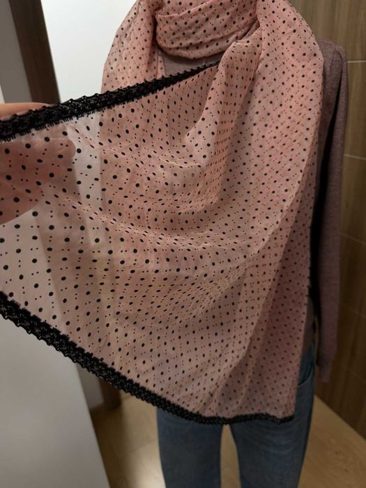 Дамски шал, прозрачен, употребяван.