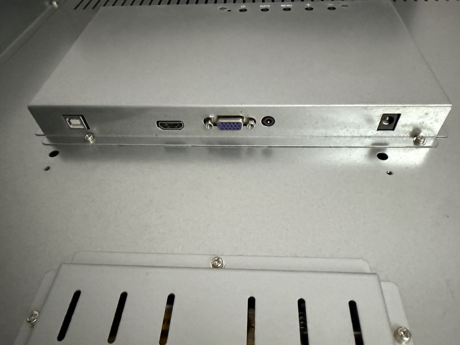 Monitor industrial touch solution rezistent la apa