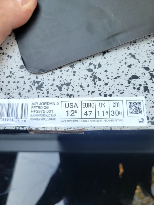 Продавам супер нови кецове jordan 5 OG black metalllic