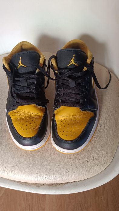 Jordan 1 low, black and yellow