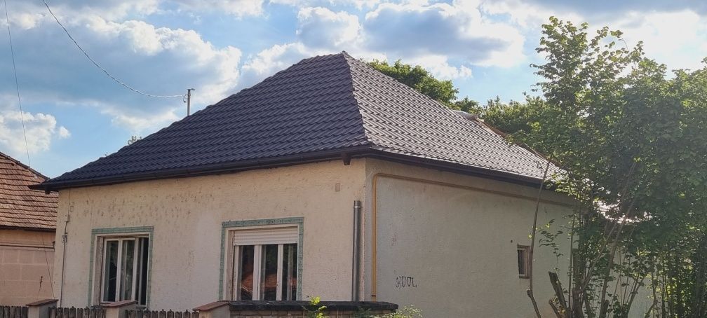 Executăm acoperișuri dela a la z
 Mici sau marii  reparații de urgență