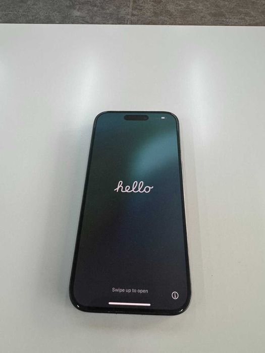 iPhone 15 Pro, Black Titanium, 256GB.