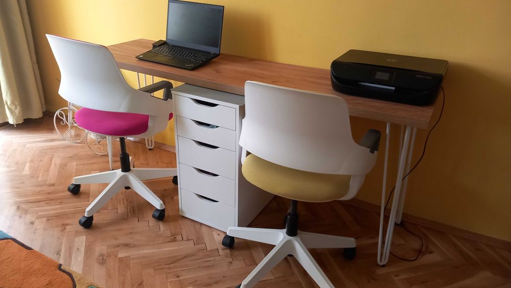 Детско бюро с метални крачета