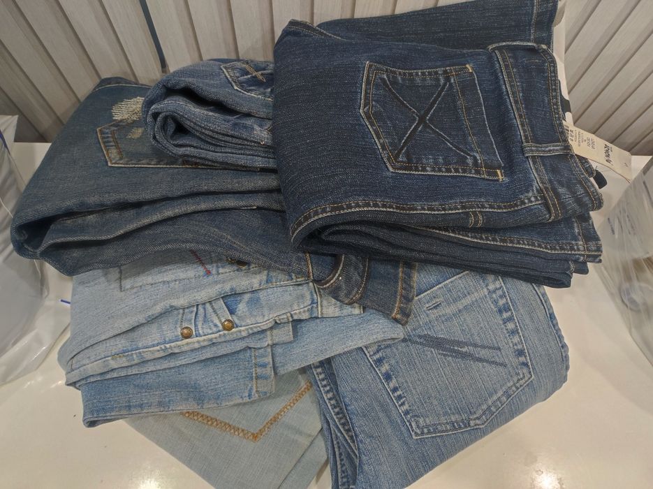 Джинсы новые на девочек 8-14 лет в зависимости от ребенка