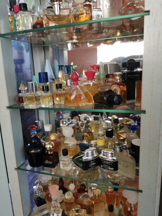 Колекция от 140 мини парфюми