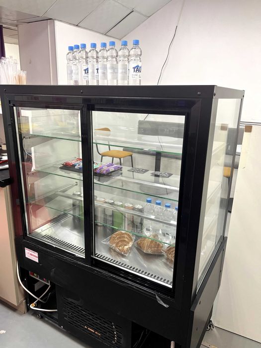 Холодильная витрина AISBERG CUBE LUX для кофейни пекарни