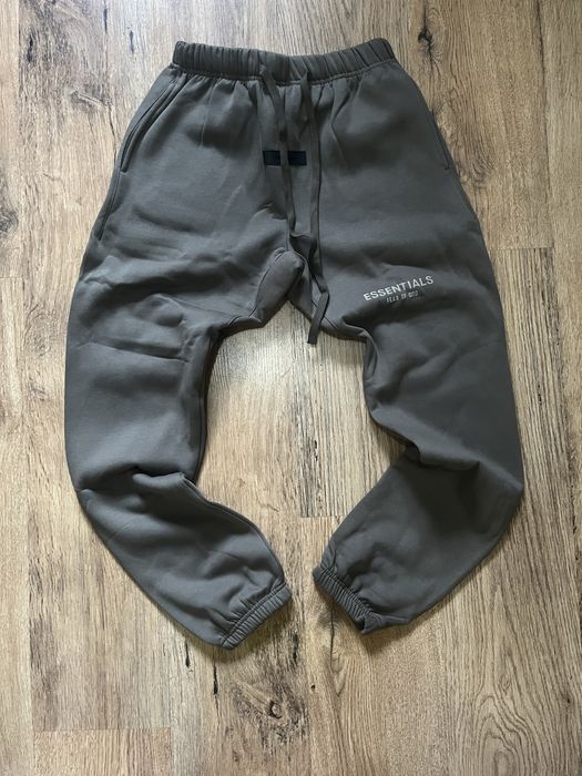 pantaloni essentials