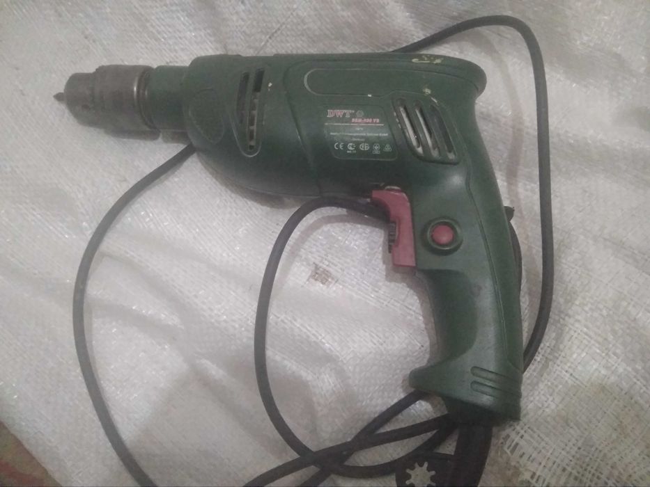 Продам ударную дрель DWT
