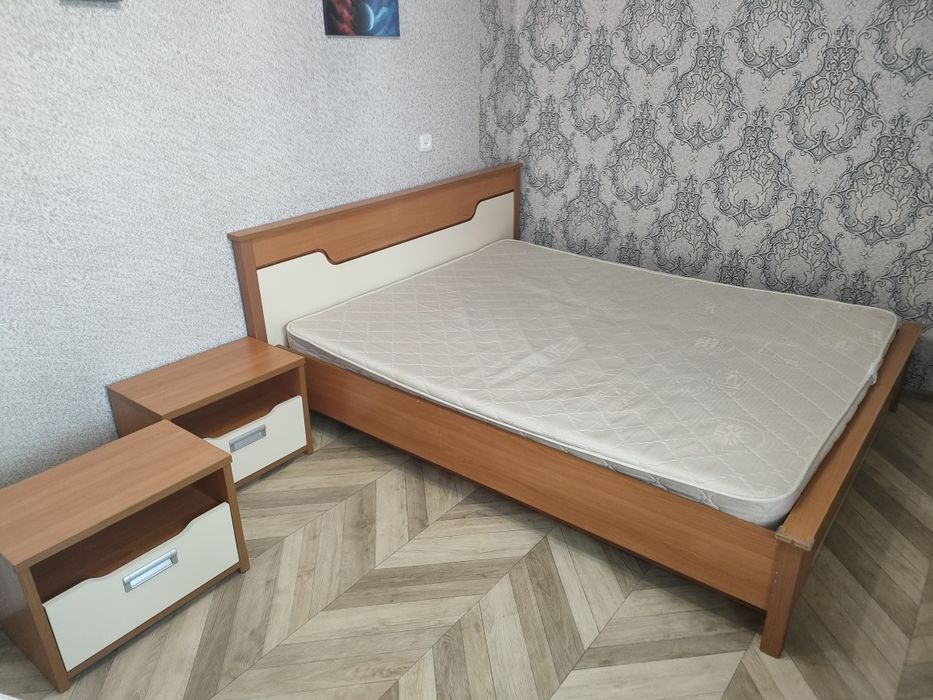 Продам кровать и тумбочки срочно