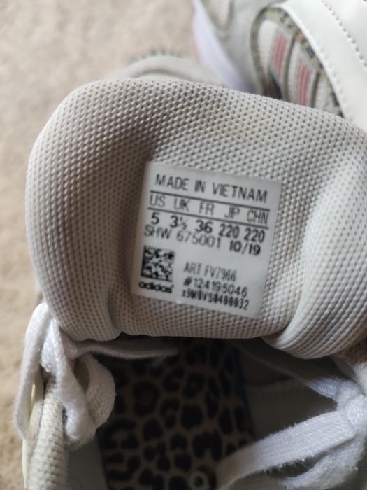 Se vind adidași adidas