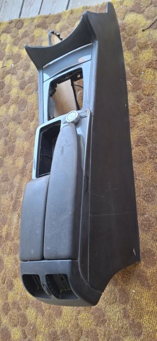 Продам мерс w204 бар подлокодник для спарка переделан оригинал бар