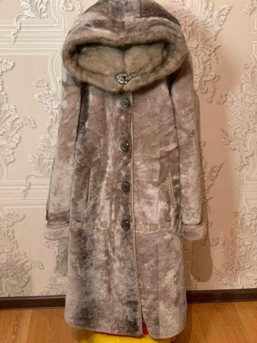длинная цигейковая шуба с норковым воротником и капюшоном