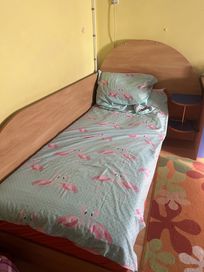 Детско легло и бюро, гардероби и килим