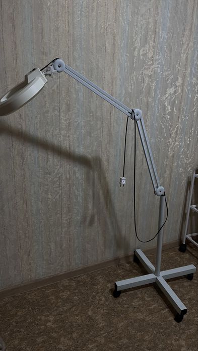 Лампа   лупа  в хорошем состоянии