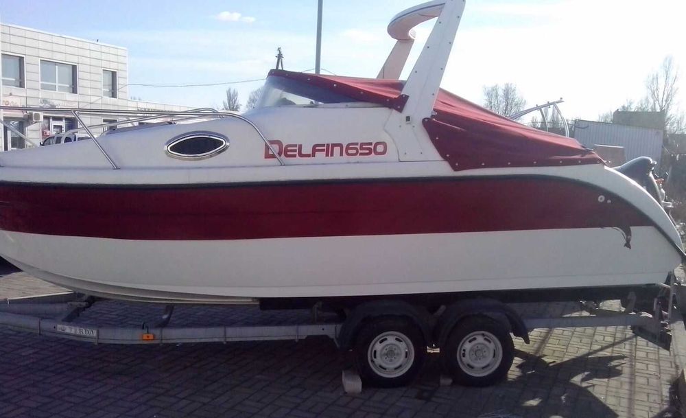 Vând o barcă Delfin 650 cu cel mai bun motor SUZUKI DF 140