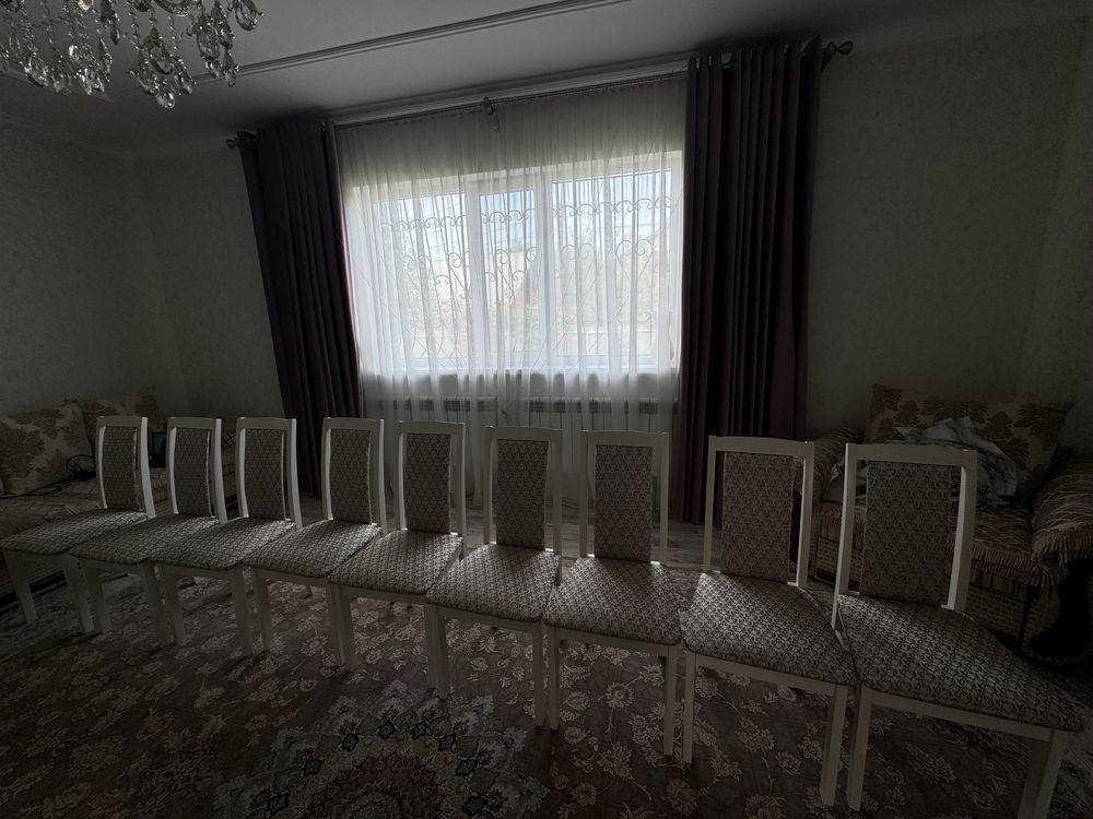 Белые стулья.
