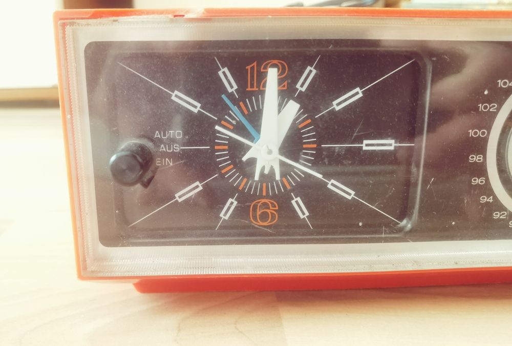 Radio cu ceas Universum retro vintage colecție anii 70 foarte rar