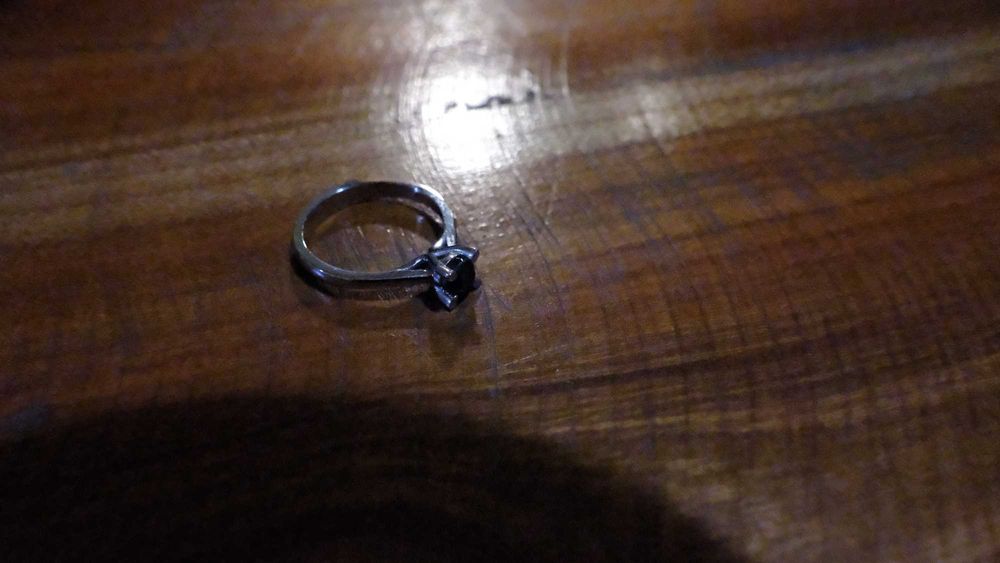 Годежен пръстен от бяло злато и черен диамант