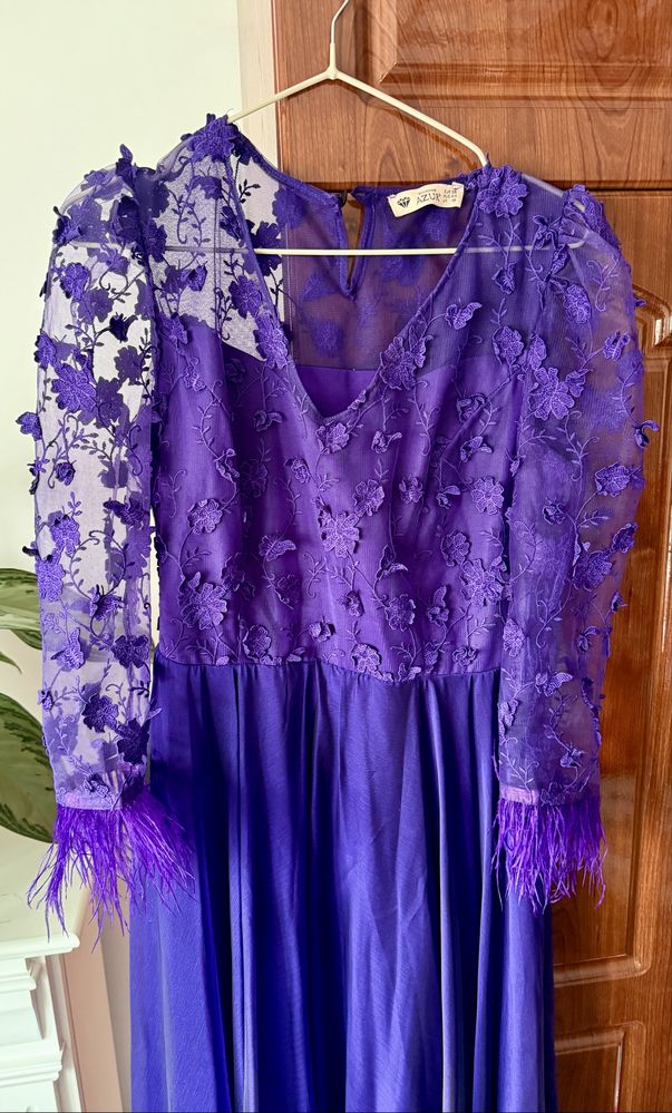 Rochie midi mov, cu dantela si puf