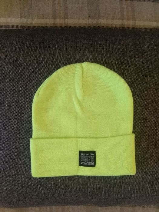 Продается шапка салатового цвета