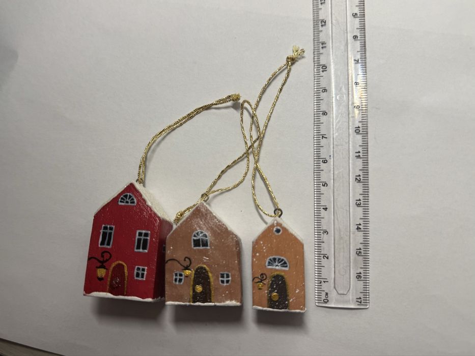 Коледна декорация къщички и жълъди