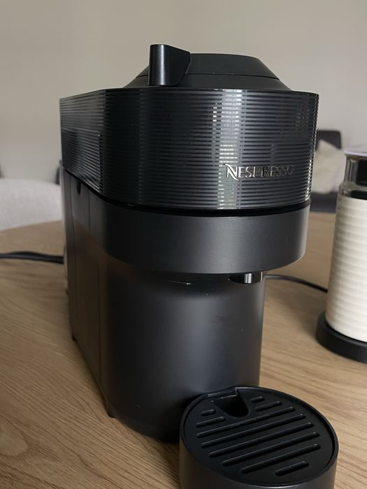 Espressor + Spumant de lapte Nespresso Vertuo Pop – stare impecabilă!