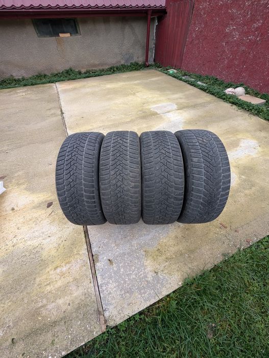Vând 4 anvelope iarna Dunlop 2015/55/R17 uzate