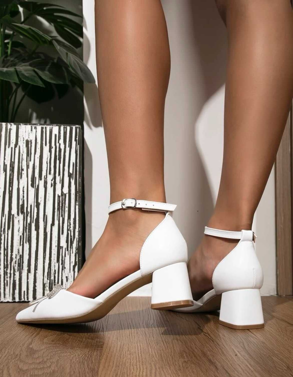 Бели официални дамски сватбени обувки на ток 5 см. 36 номер