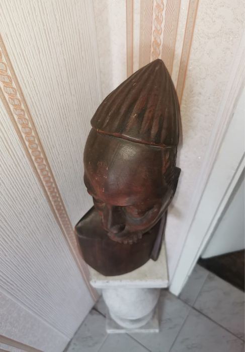 Антикварен дървен бюст от абанос и каменна колона пиедестал постамент