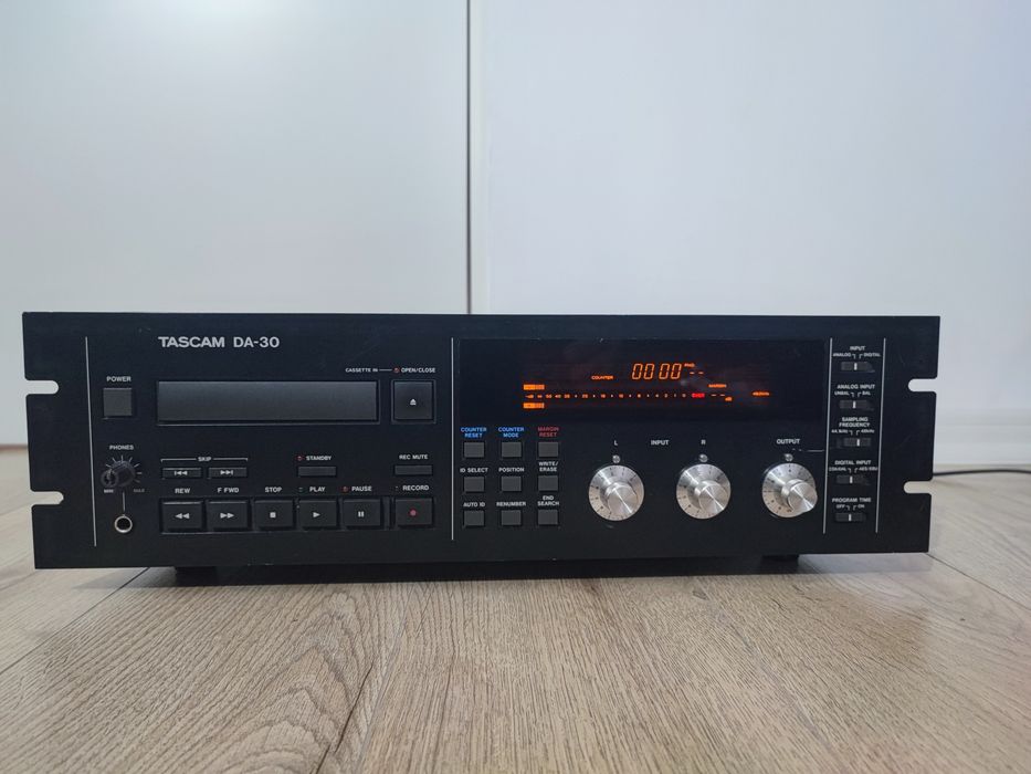 Deck Tascam DA-30 digital audio recorder DAT