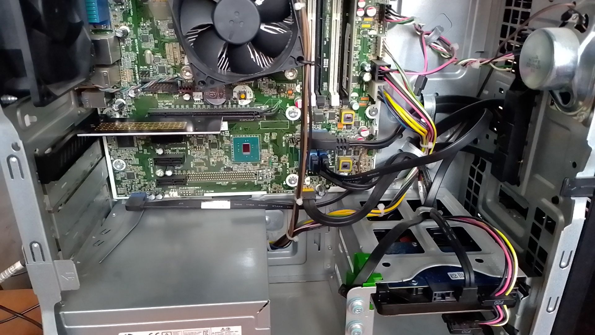 Hp Prodesk 600 G2 MT, G4520, 8gb DDR4, SSD 256GB NVMe, 250GB HDD