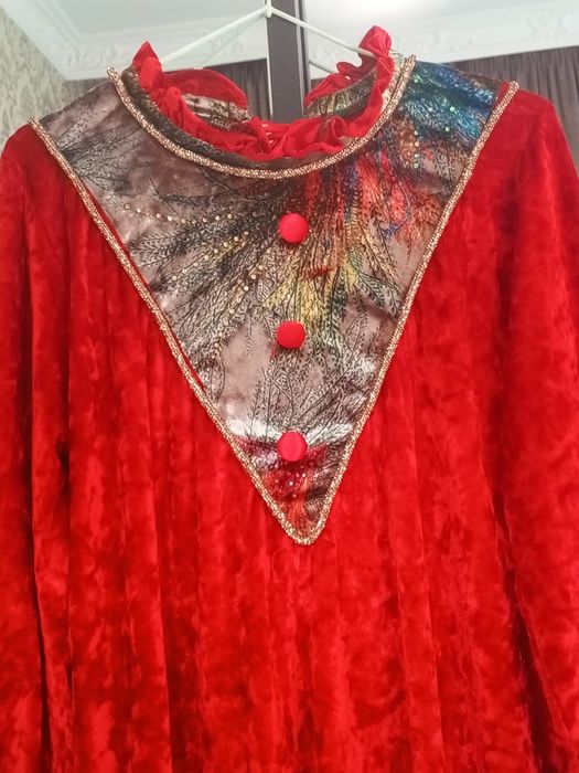 To‘q qizil vilur ko‘ylak  — uyda ham jozibali ko‘rinish uchun!