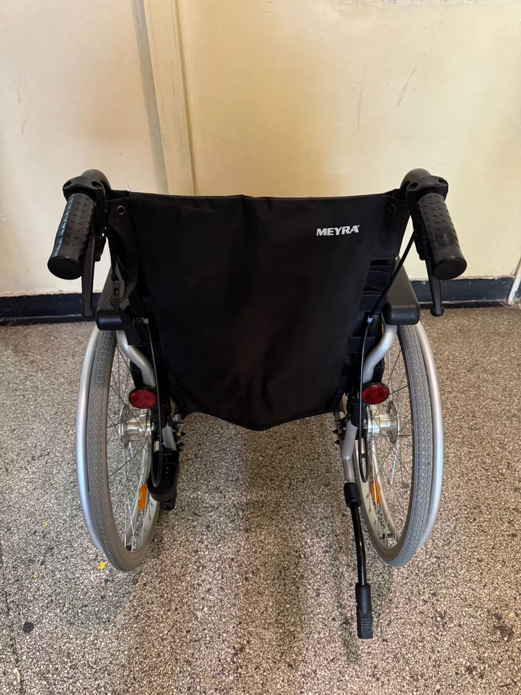 Carut scaun  din aluminiu batrani dizabilitati handica (ca noua)
