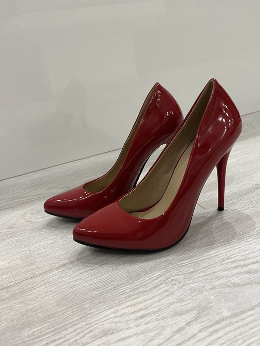 Елегантни червени обувки